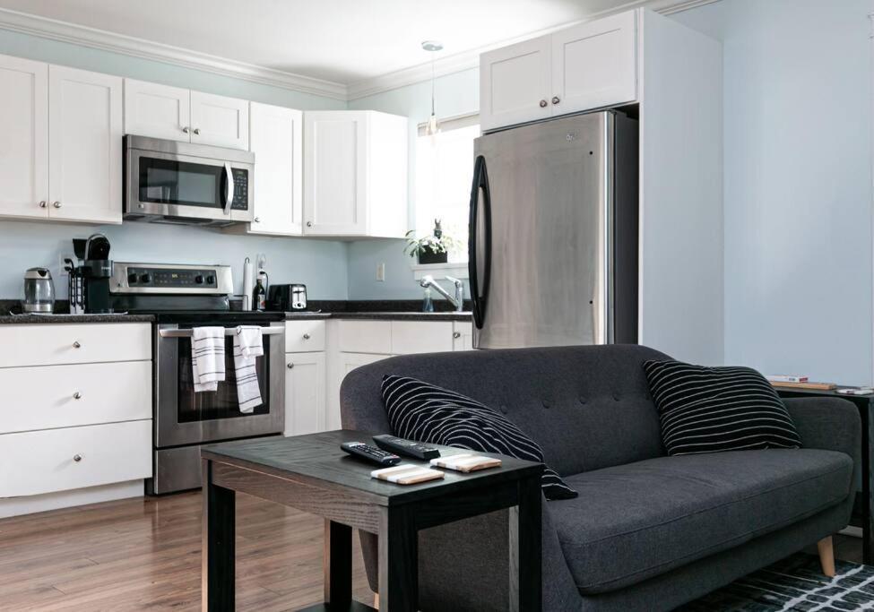 Great 1-bedroom Near Downtown Langford Victoria